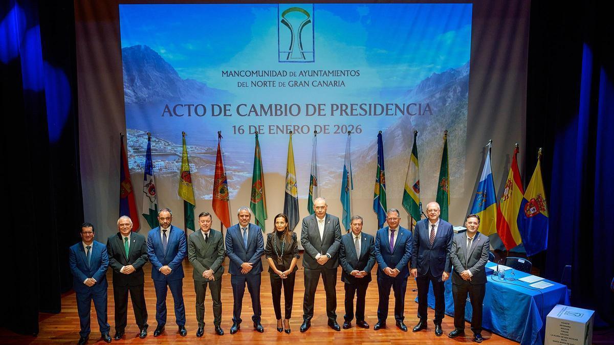 Los once alcaldes de la comarca Norte, este viernes en el Nuevo Teatro Viejo de Arucas.