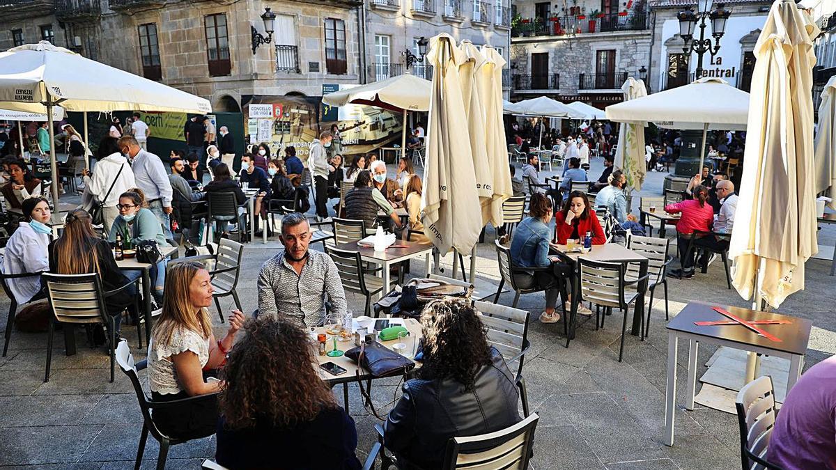 Las terrazas en la Praza da Constitución fueron de las más concurridas durante la jornada.