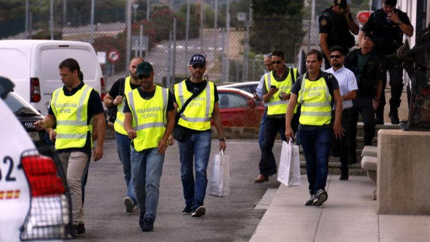 La comitiva d&#039;agents de la Guàrdia Civil sortint de la impremta de Constantí amb dues bosses després de fer-hi el registre