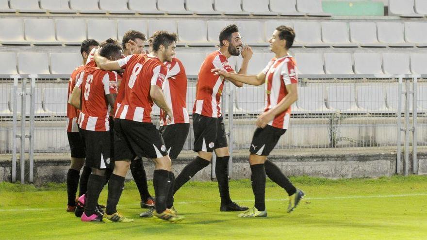 Los jugadores celebran un gol ante el Ferrol.