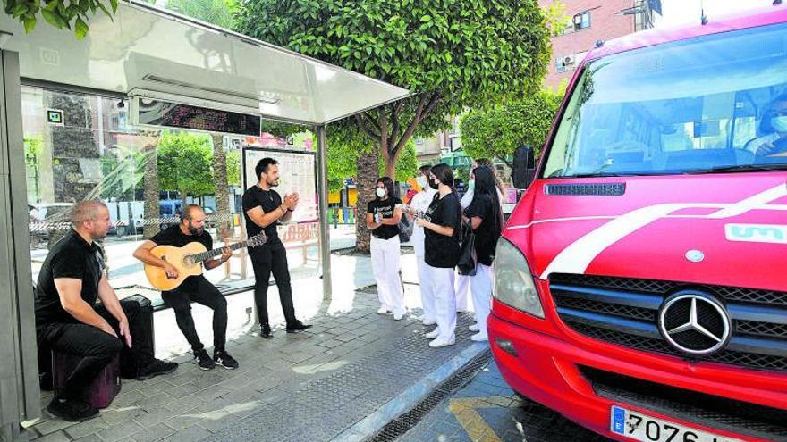 Unas de las actuaciones flamencas en una parada de autobús de Murcia ayer con motivo del Día Mundial sin Coche.