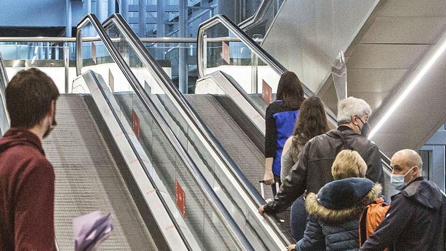 Pasajeros británicos camino de la salida del aeropuerto esta semana