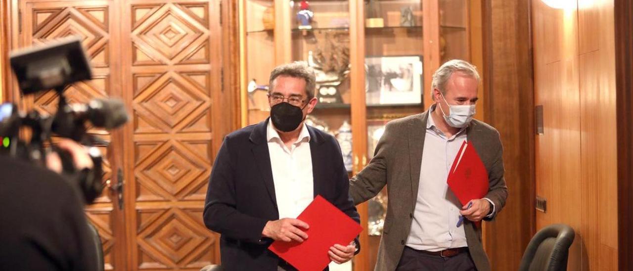 El alcalde de Zaragoza, Jorge Azcón, y el concejal de Vox, Julio Calvo, en la firma del acuerdo presupuestario de 2022.