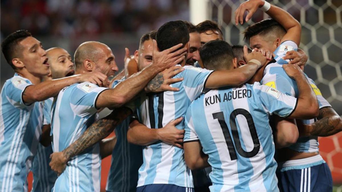 La selección argentina solo pudo sumar un punto en su último partido ante Perú (2-2)