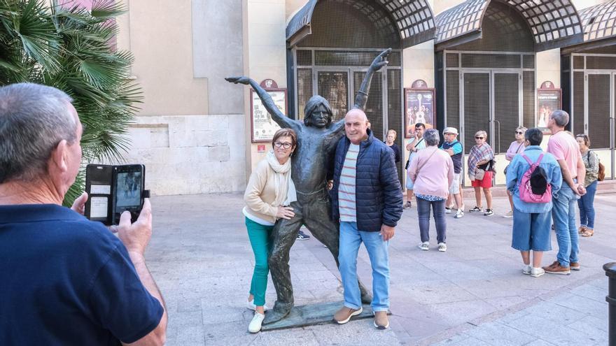 60 turistas de Vigo visitan Elda atraidos por su teatro y el calzado