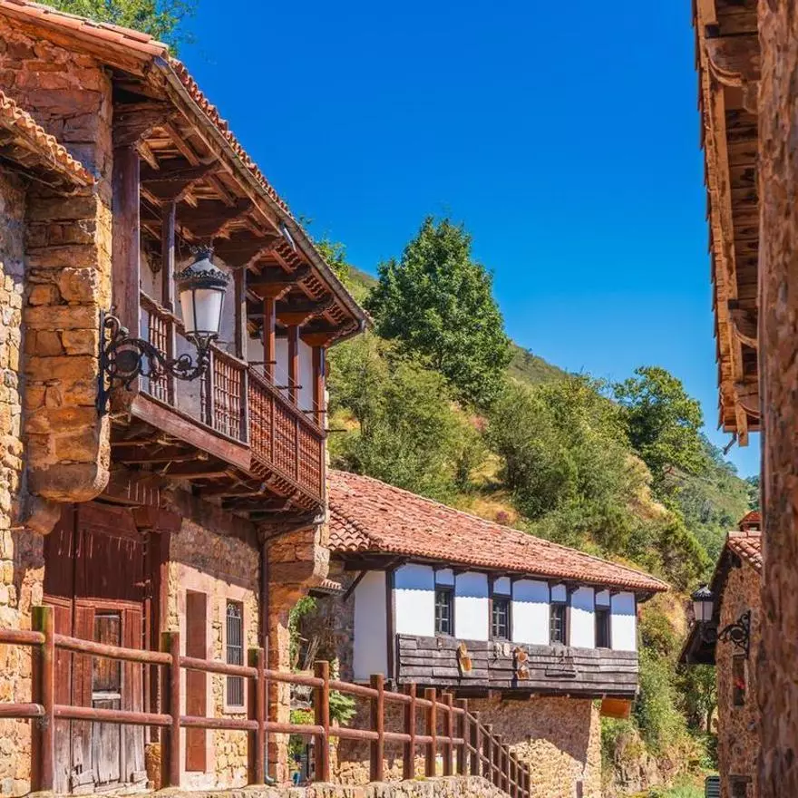 El pueblo de piedra y madera Conjunto Histórico escondido en un valle de Cantabria, que pocos conocen