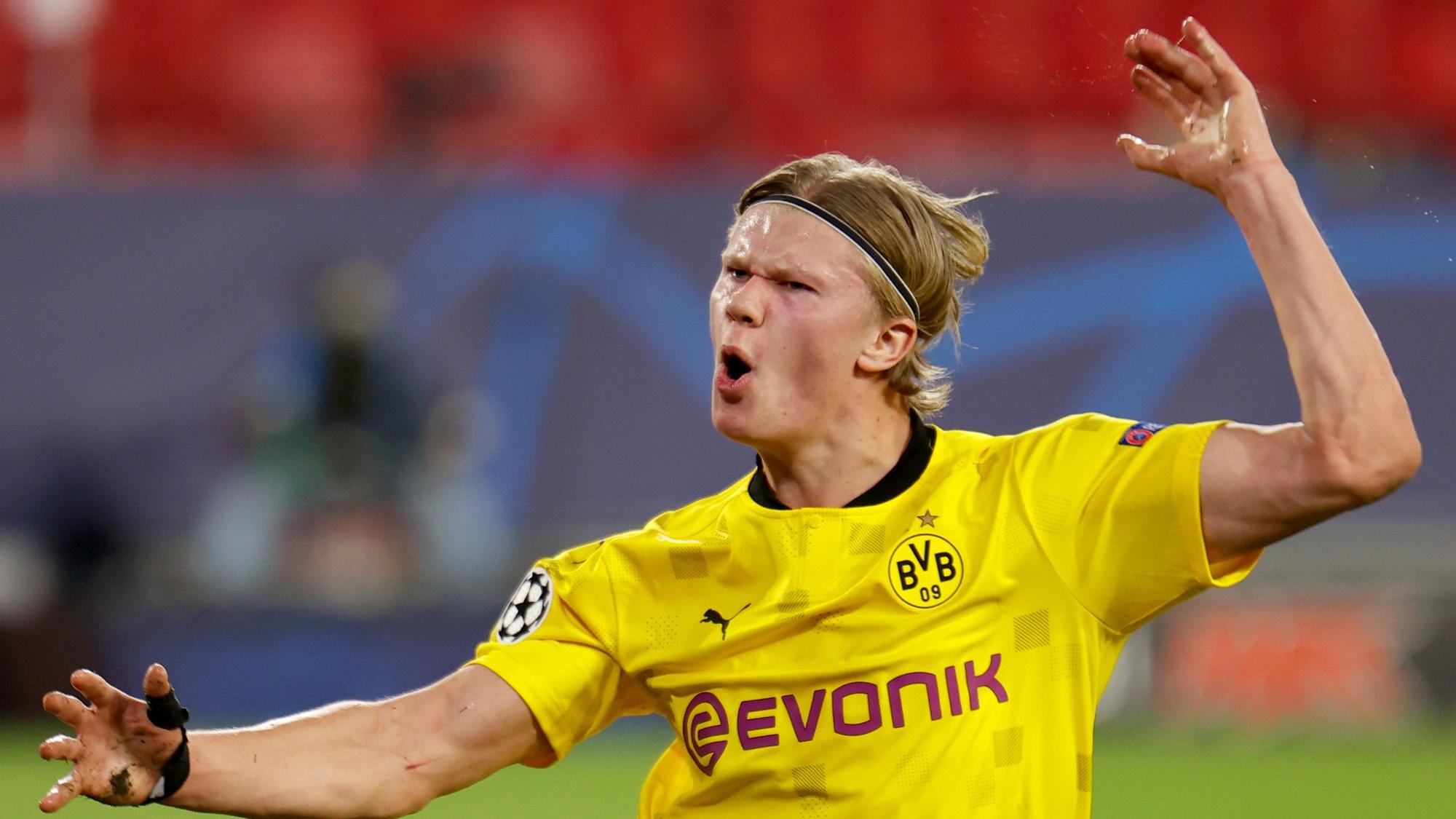 Haaland celebra uno de los goles anotados con el Borussia Dortmund frente al Sevilla,