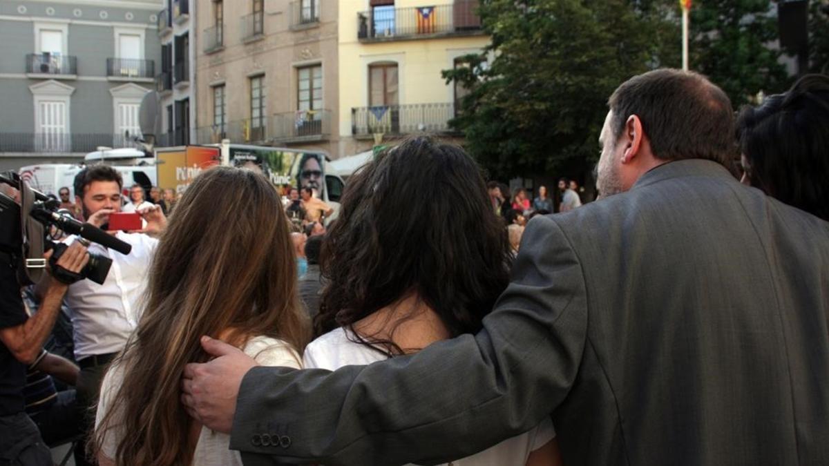 Rufián hace una foto a Junqueras con unas asistentes al mitin de ERC en Igualada.