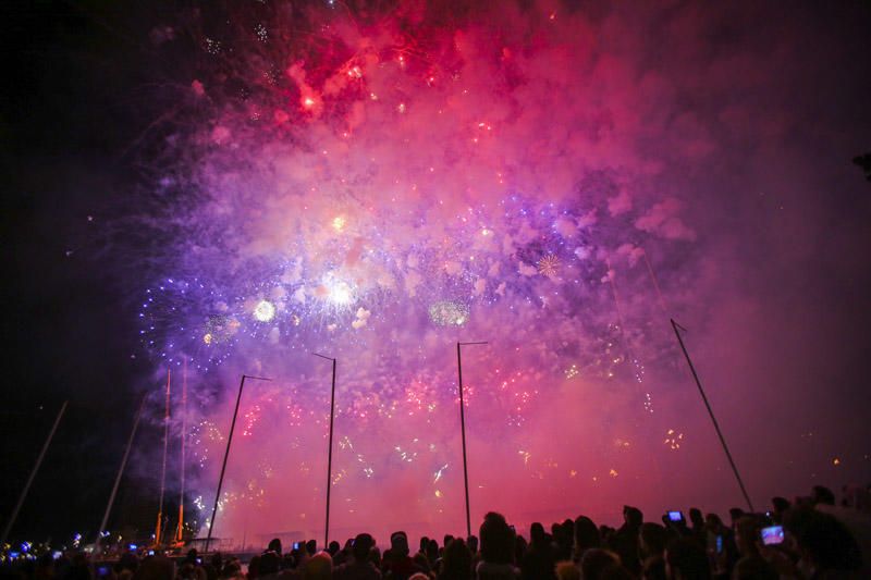 Mascletà Vertical nocturna en La Marina de València