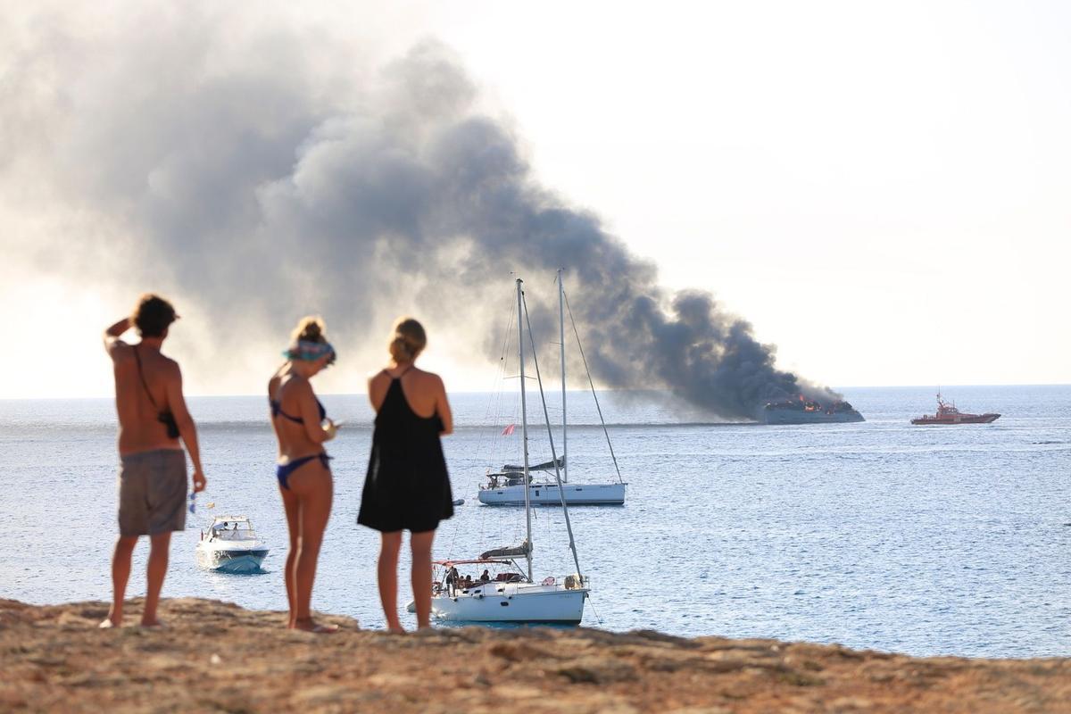 Vistas al barco incendiado en la cala Saona (Ibiza).