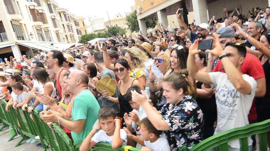 Cientos de personas presencian una de las mascletàs