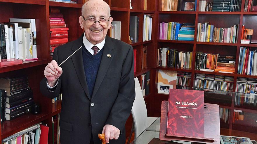 Rogelio Groba posa en su casa, en A Coruña. | // VÍCTOR ECHAVE