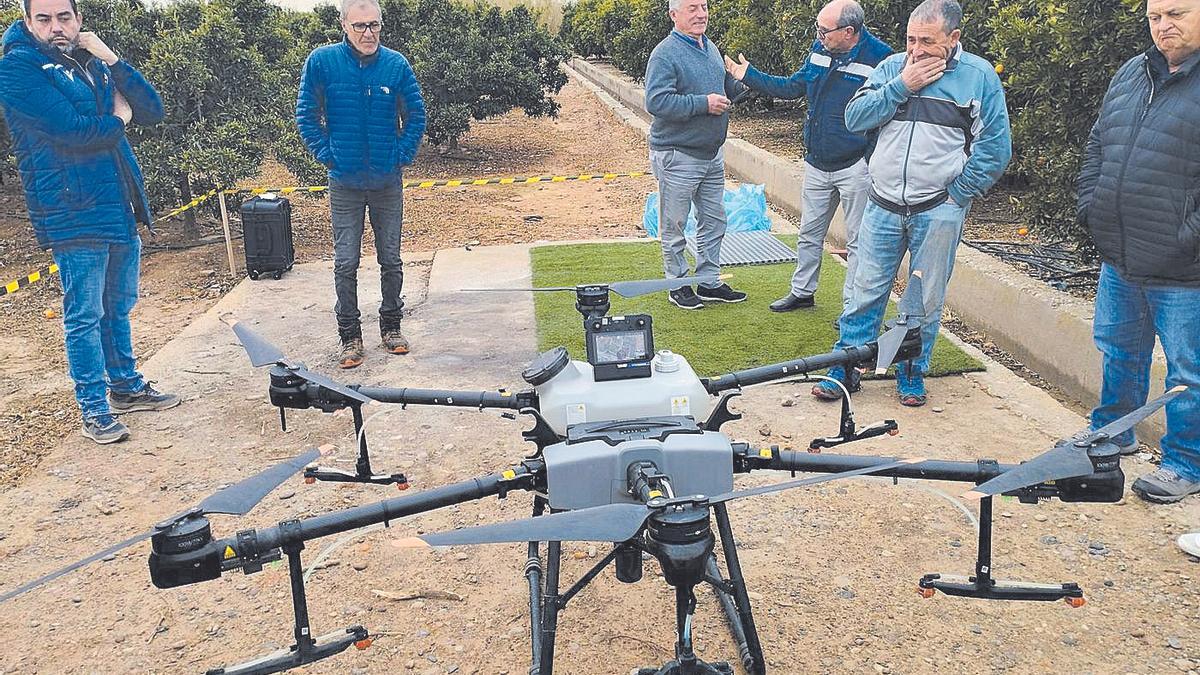 Empresas, cooperativas y asociaciones agrícolas de la provincia asistieron a la demostración del uso de los drones.