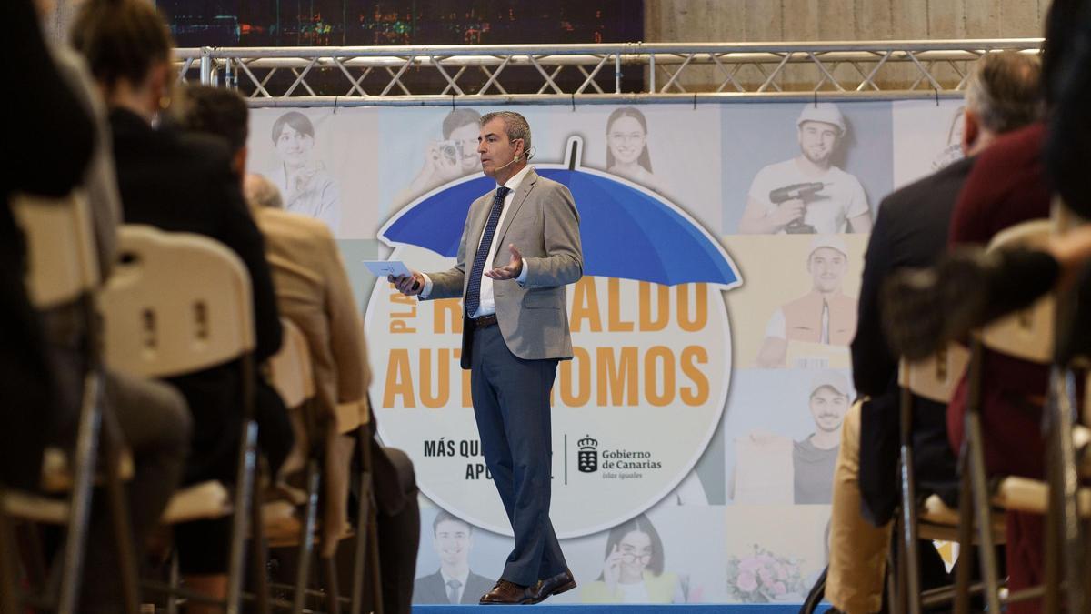 El vicepresidente, Manuel Domínguez, en la presentación del ‘Plan Respaldo Autónomos’.