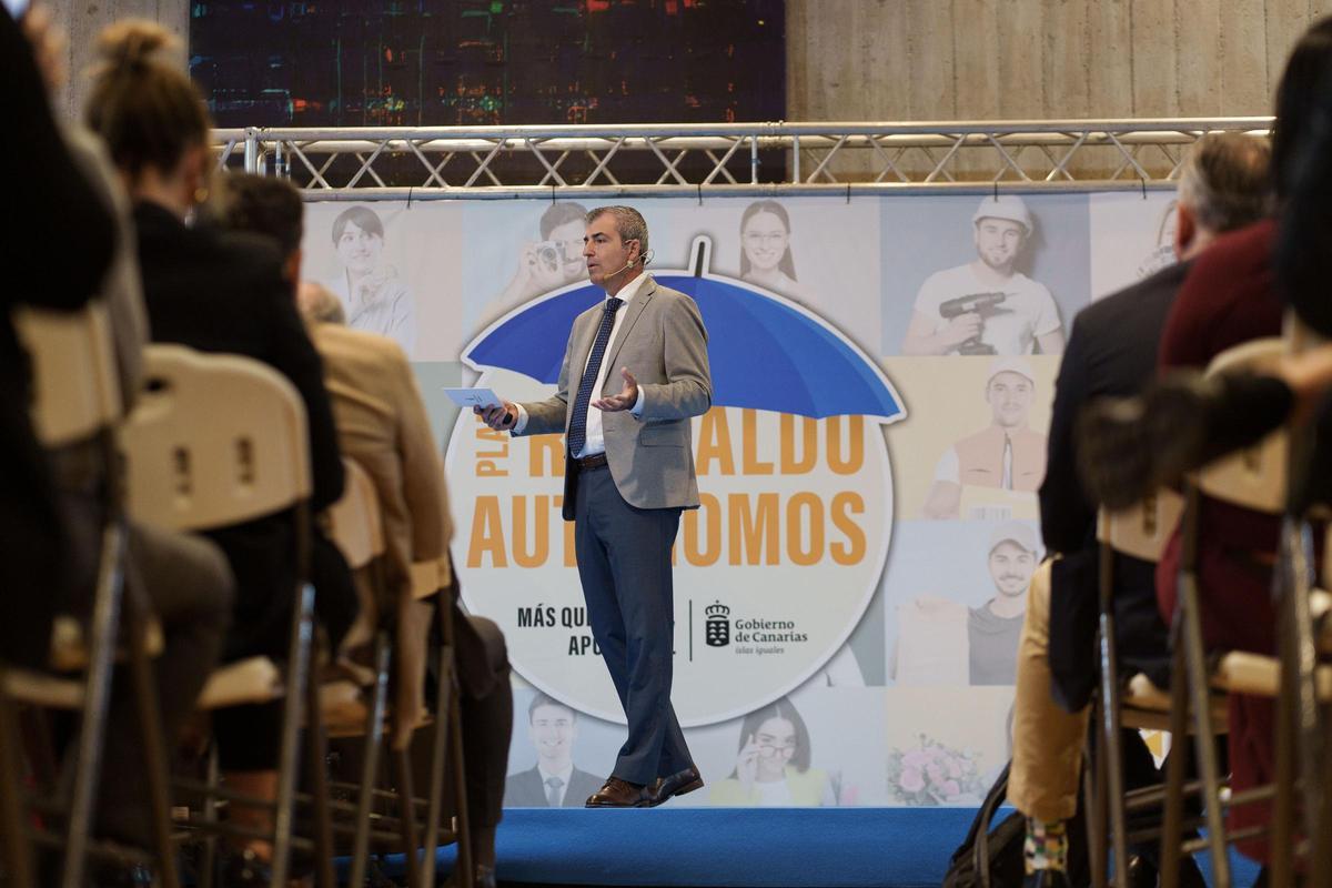 El vicepresidente, Manuel Domínguez, en la presentación del ‘Plan Respaldo Autónomos’.