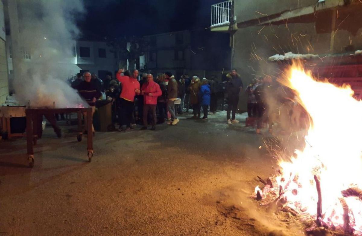 Los vecinos de Grisén se reunieron en torno a la hoguera de San Antón. | SERVICIO ESPECIAL