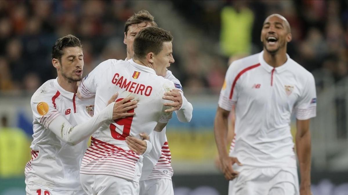 rpaniagua33698628 sevilla s kevin gameiro  center  celebrates scorin160428230658