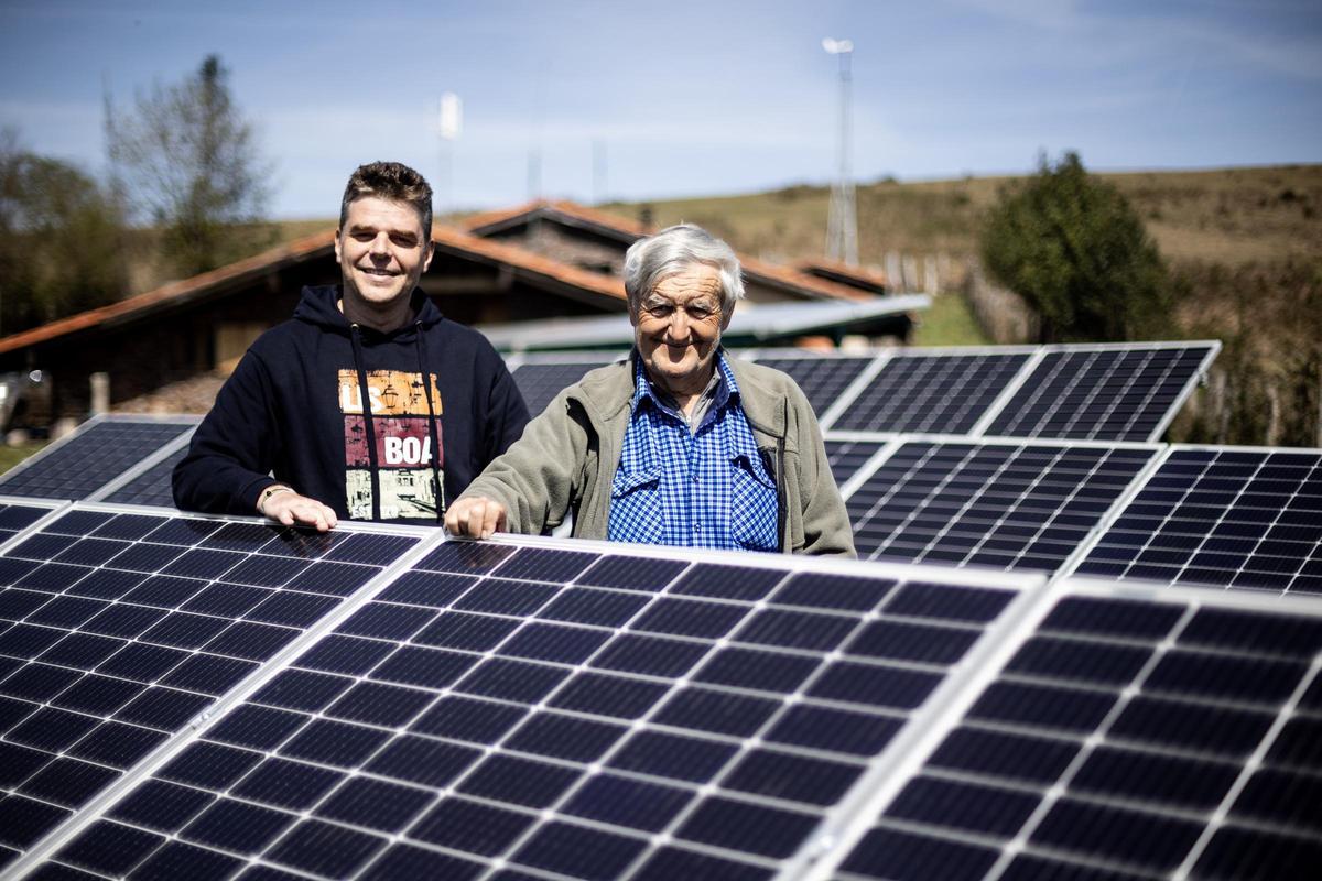 Pablo y Gerardo Alonso, de la Fundación Vital, en las instalaciones de Yernes y Tameza, ante unas placas solares.