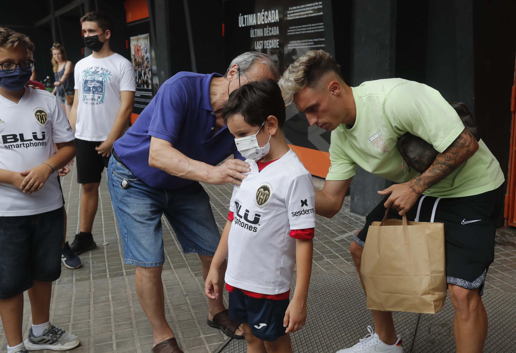 La afición valencianista se vuelca con el equipo a la salida de Mestalla