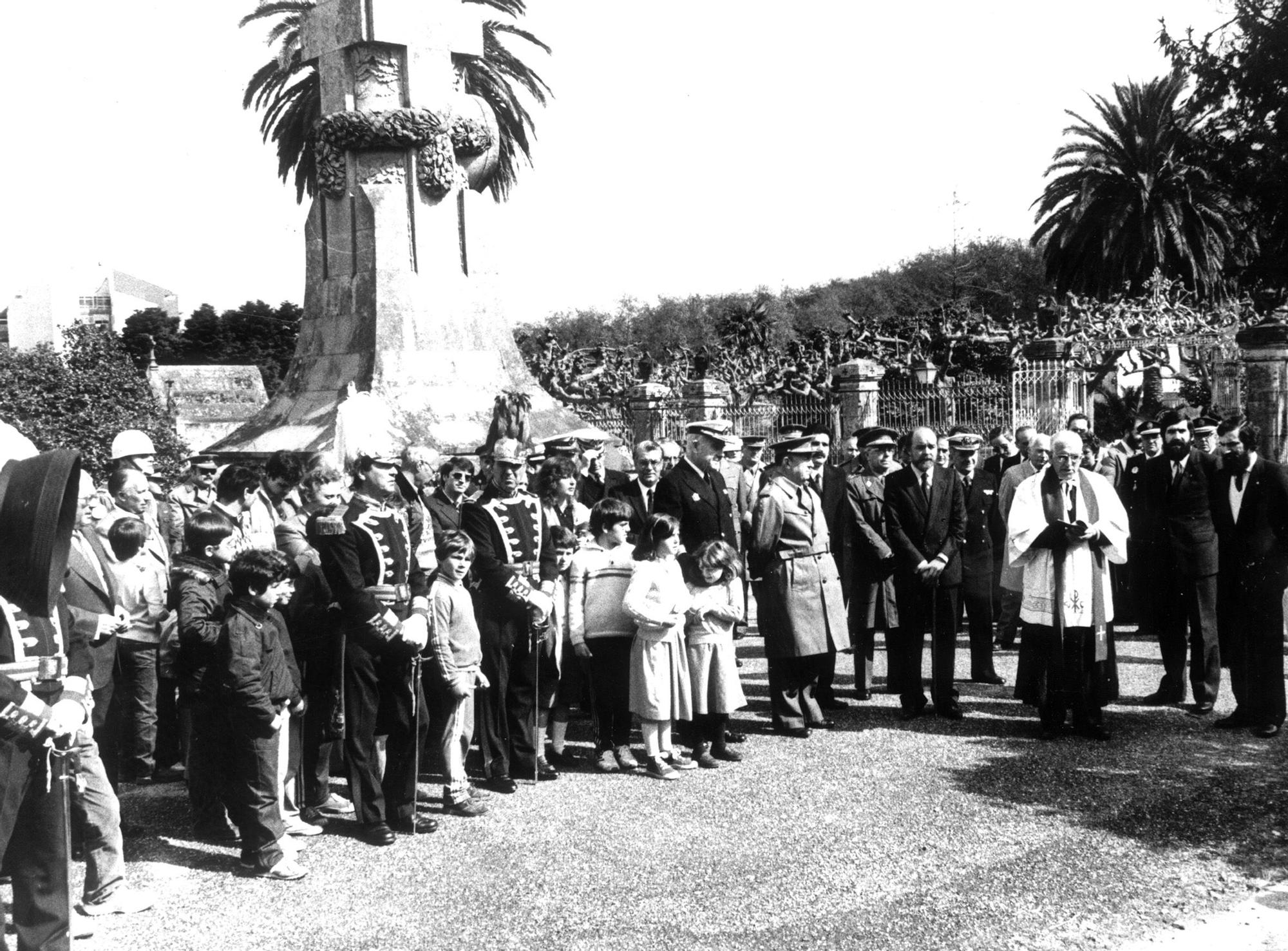 1983 Oración ante la familia de Cachamuiña en el cementerio de Pereiró durante los actos de la Reconquista Cameselle.jpg