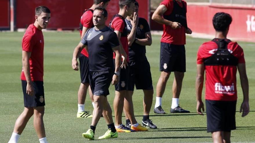 El técnico Sergi Barjuan durante el entrenamiento del jueves en Son Bibiloni.