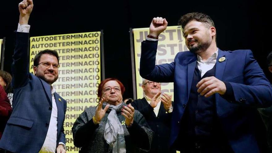 El vicepresidente del Govern, Pere Aragonès (a la izquierda) y el portavoz en el Congreso, Gabriel Rufián (a la derecha), celebran el triunfo de ERC.