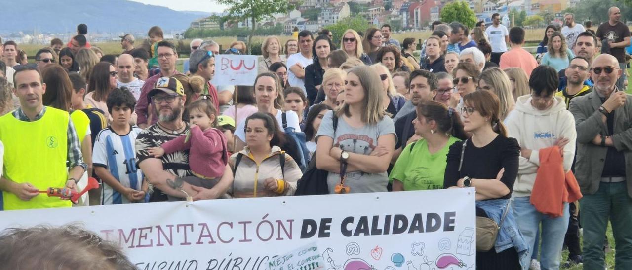 La concentración de familias de Moaña, en abril, para exigir mejoras en los comedores escolares con catering. |   // GONZALO NÚÑEZ