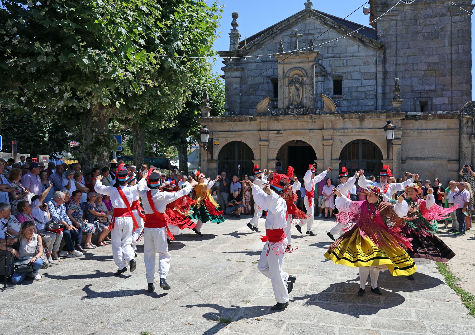 La danza de &quot;Damas e Galáns&quot; y procesión ponen el broche final a las fiestas patronales de Santa Cristina de Lavadores