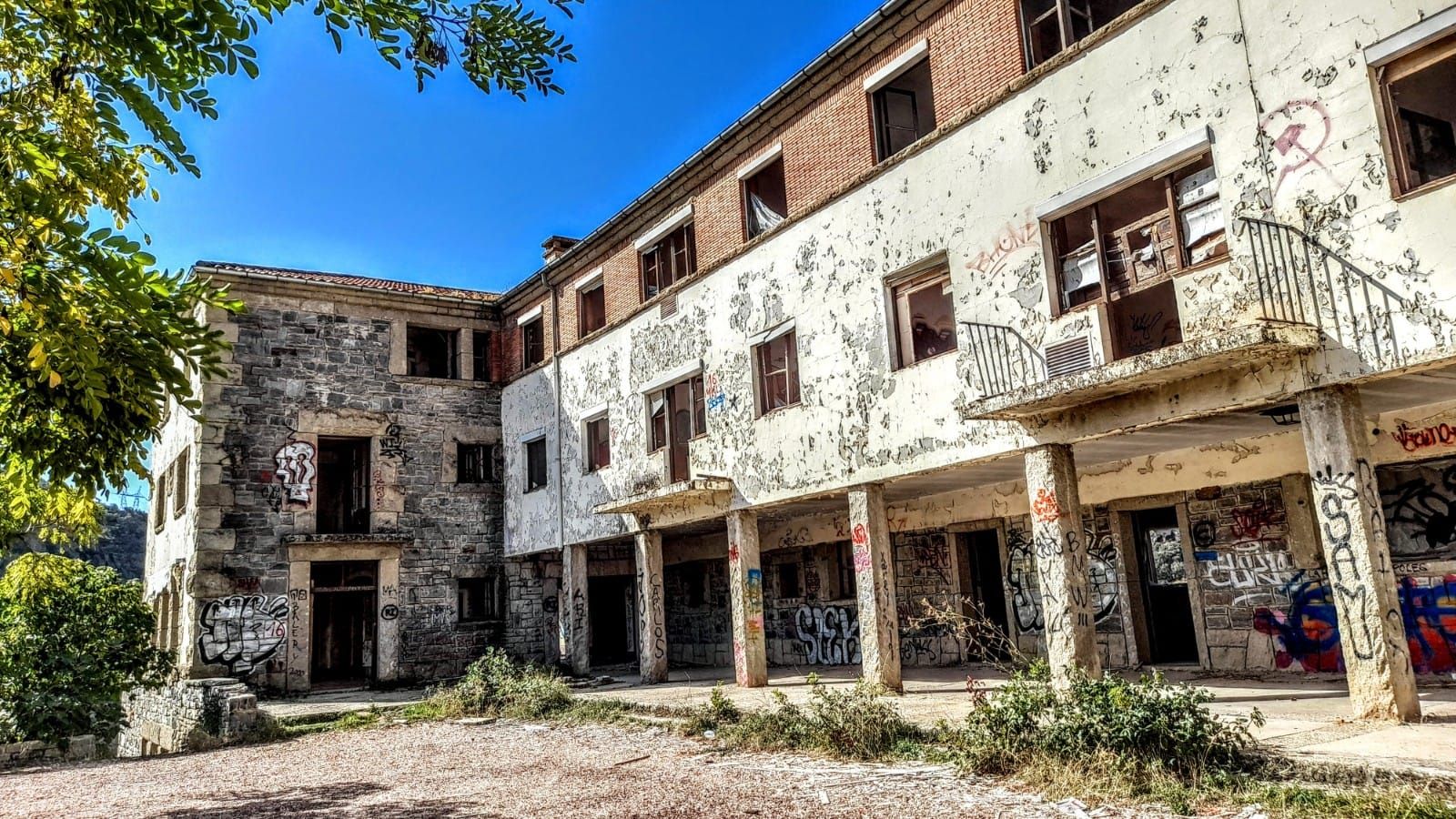 Un vecino de Bueu vende un pueblo abandonado en Zamora