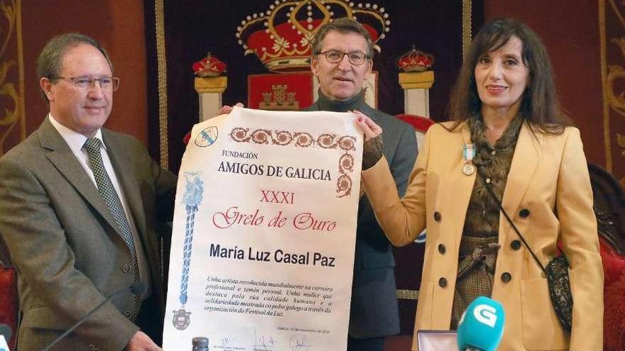 Miguel Villar y Alberto Núñez Feijóo entregan del Grelo de Ouro a Luz Casal, el año pasado. // Xoán Álvarez