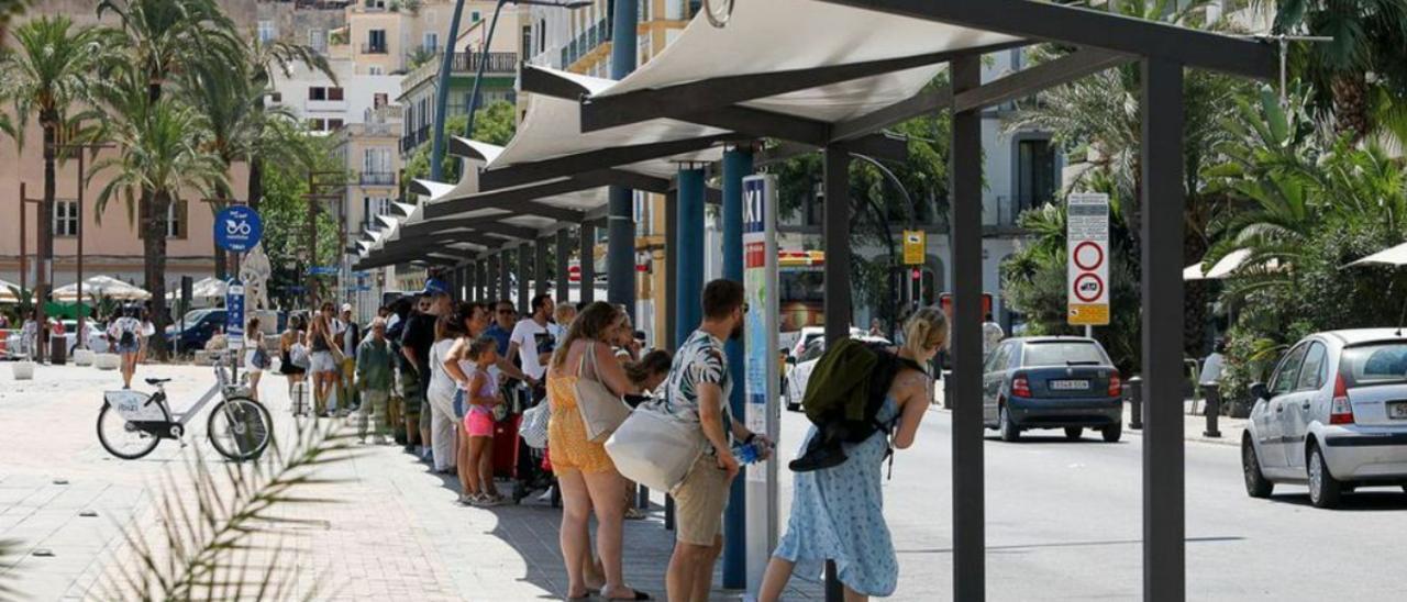 Cola de usuarios esperando un taxi en la parada del puerto de Eivissa. TONI ESCOBAR