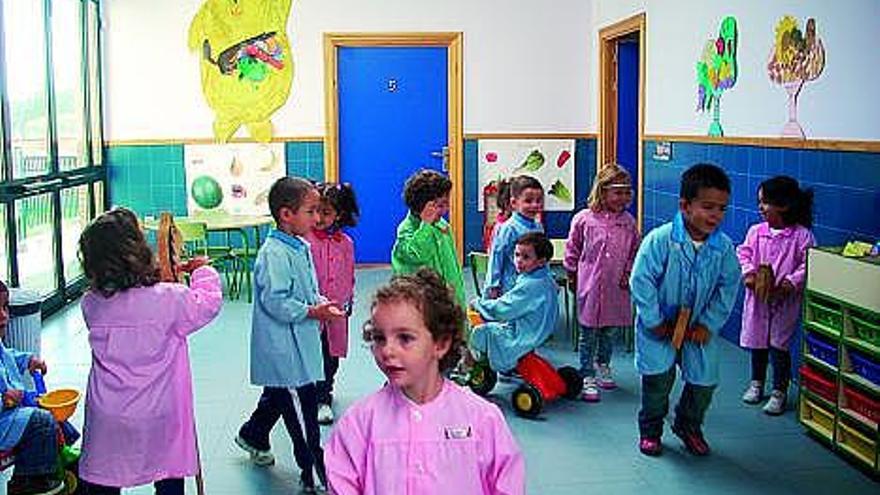 Alumnas de Primaria con todo el material ya preparado para empezar el curso.