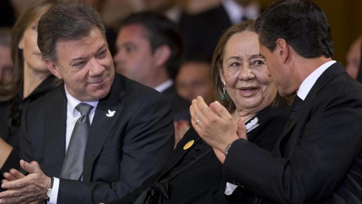 Enrique Peña Nieto (derecha), Mercedes Barcha y Juan Manuel Santos