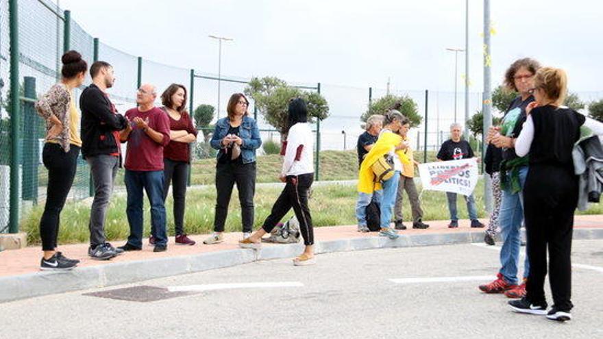 Una quarantena de persones i funcionaris de la presó es concentren al Puig de les Basses