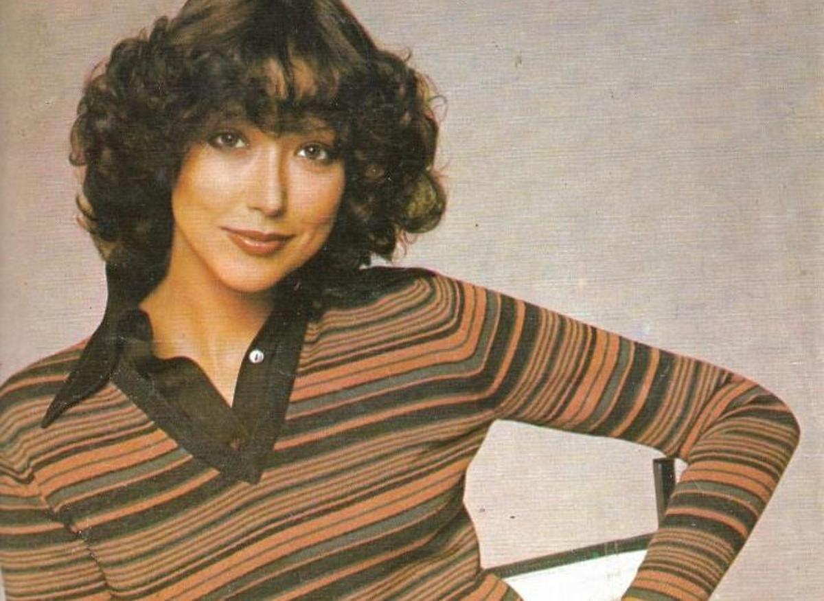 Mujer con un jersey Escorpion.