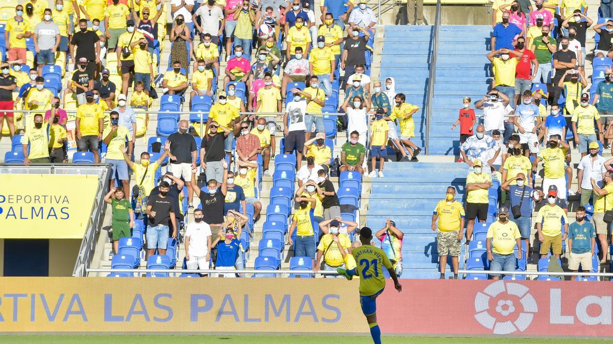 Viera regala un balón a la grada de Sur, en los prolegómenos del UD-Huesca.