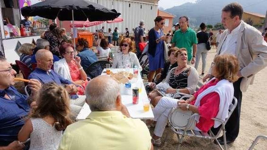 Caballero saluda a los vecinos en la Festa dos Liñares. // FdV