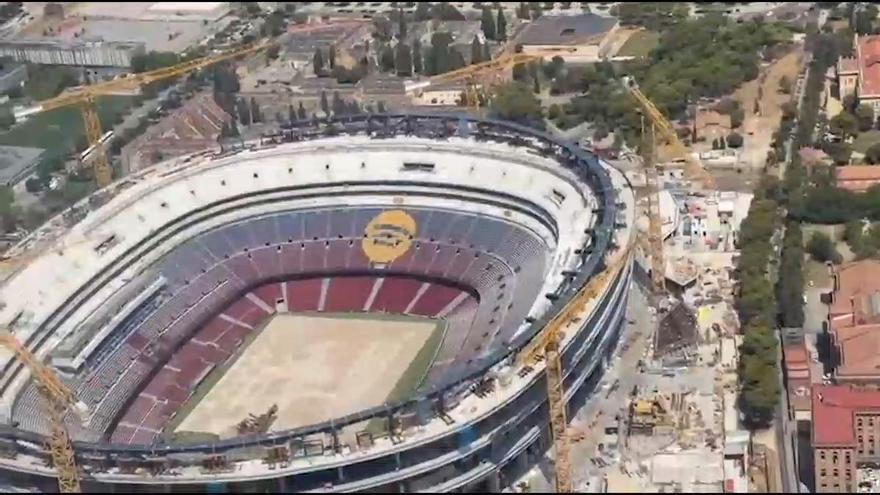 Así se ve el cambio de césped en el Spotify Camp Nou desde el cielo