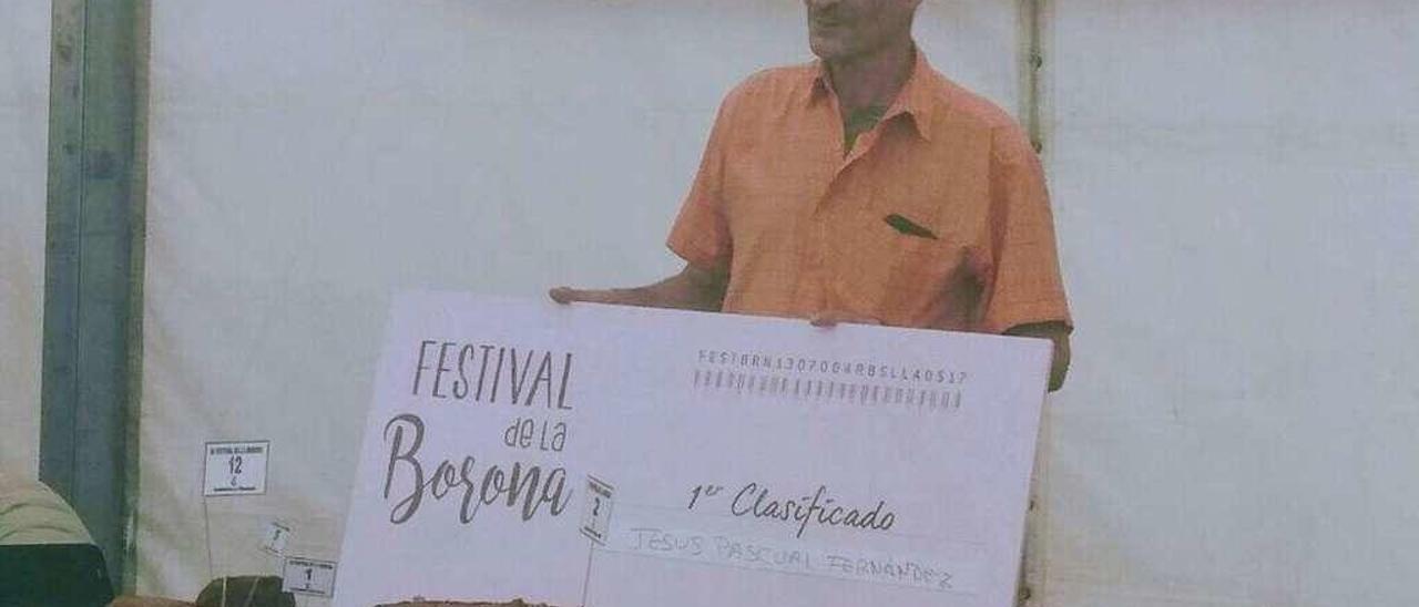 Jesús Pascual con la borona ganadora en el concurso de Ribadesella.