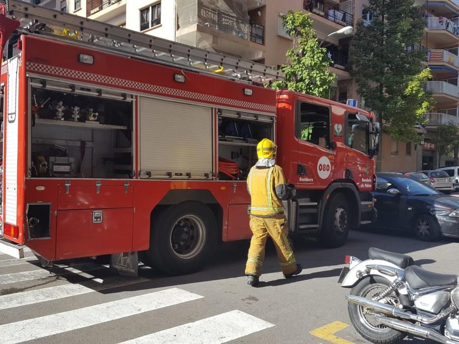 Desalojan un edificio en Camp Redó por un incendio en una cocina