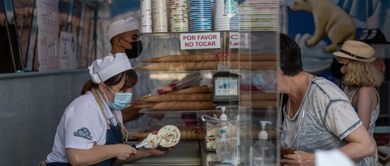 Varias personas compran helados para combatir el calor.  | Emilio Fraile