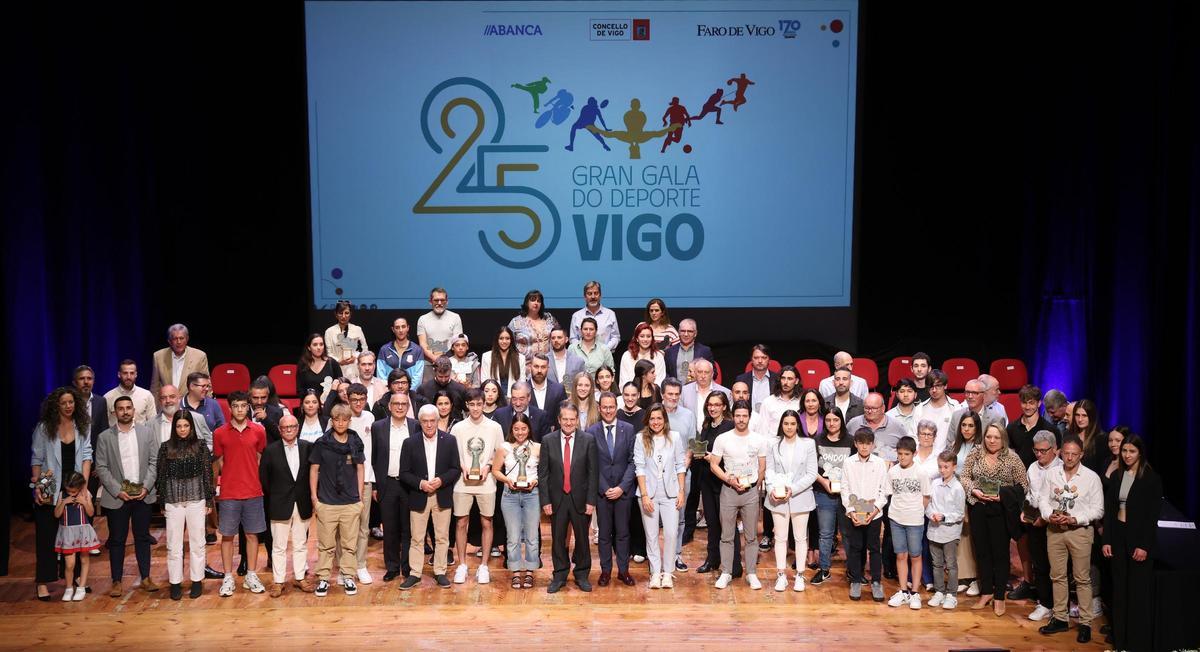 Foto de familia de la anterior edición