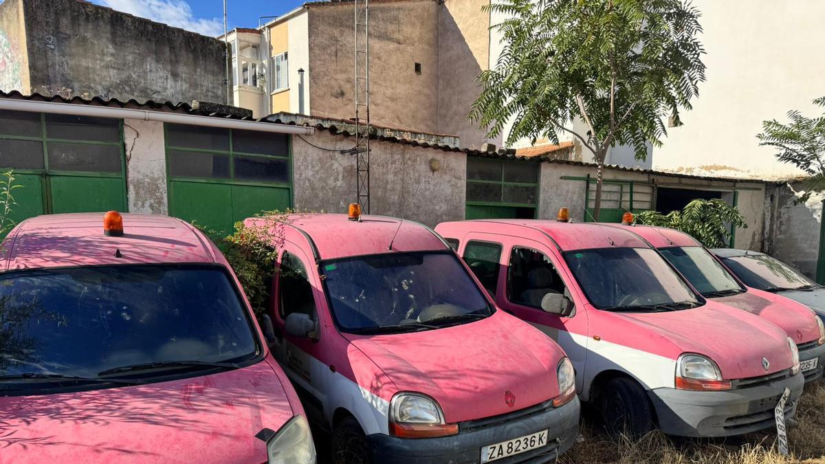 Vehículos de la Junta abandonados en el aparcamiento de la avenida de la Frontera.