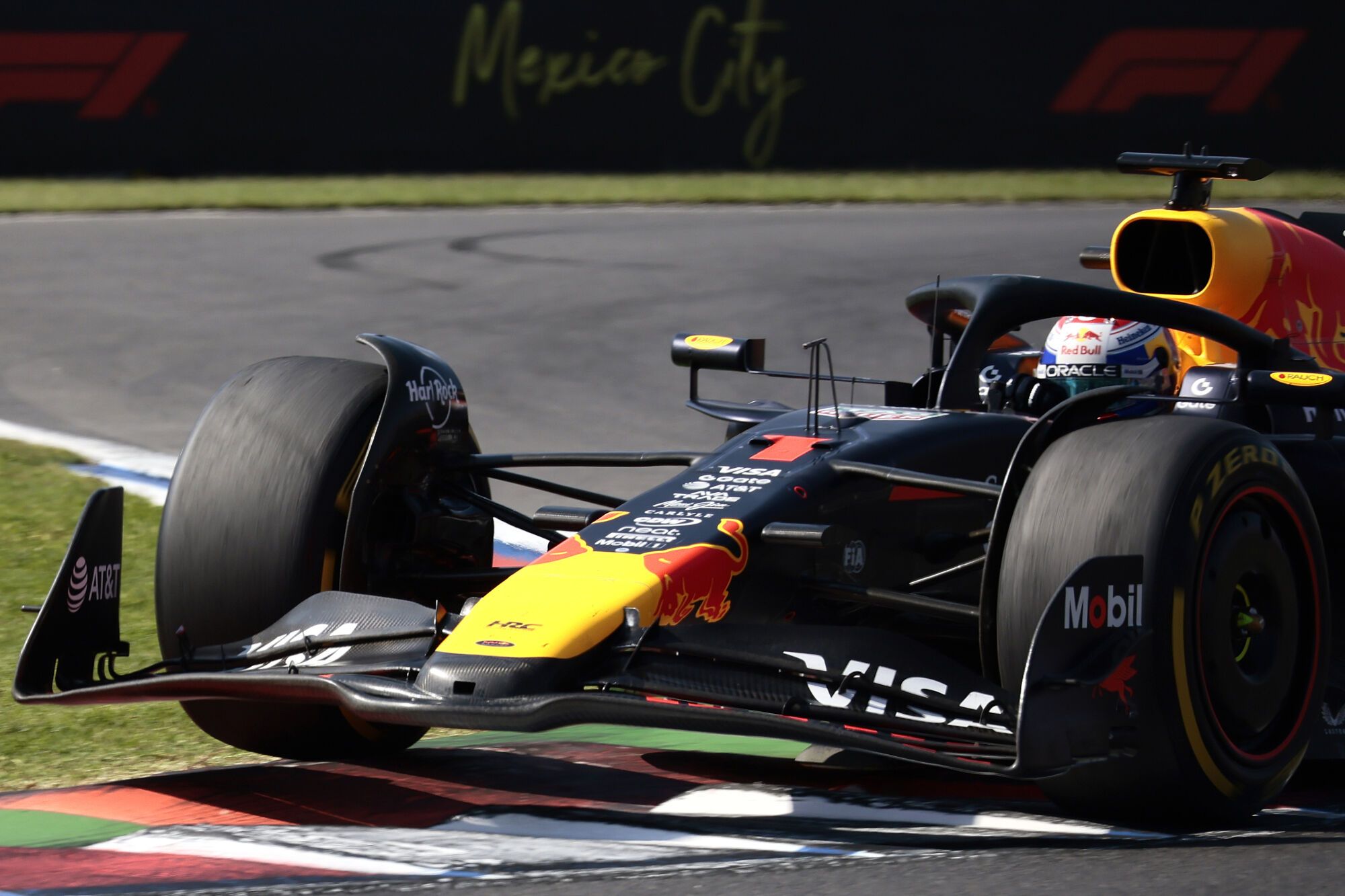 AMDEP7965. CIUDAD DE MÉXICO (MÉXICO), 26/10/2025.- El neerlandes Max Verstappen de Red Bull Racing, compite en el Gran Premio de México de la Fórmula Uno este domingo, en el Autódromo Hermanos Rodríguez en Ciudad de México (México). EFE/ José Méndez