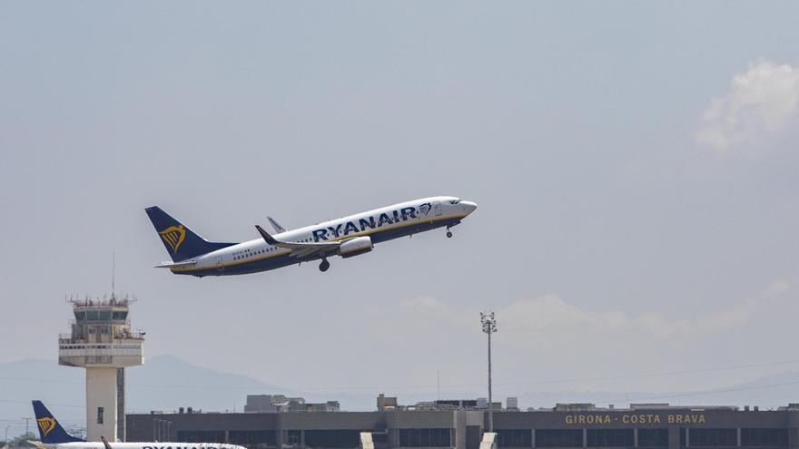 «Ryanair incompleix la política de seient de franc dels nens amb els seus pares»