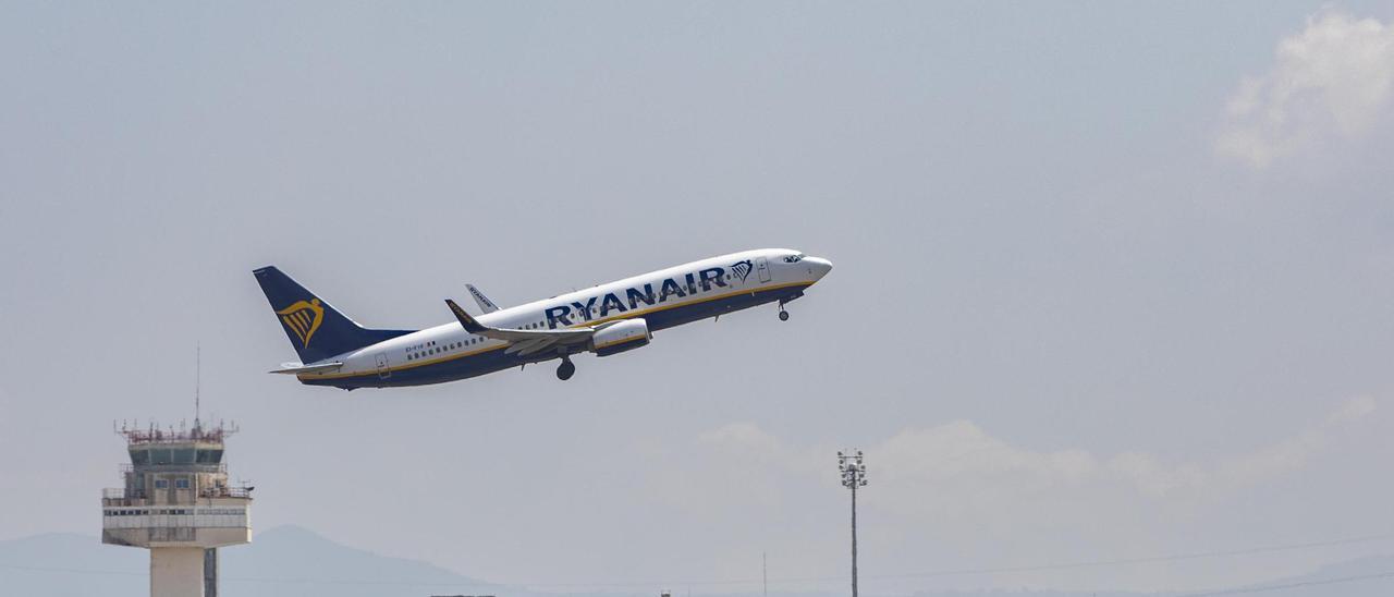Un avió de la companyia Ryanair sortint de l’aeroport de Girona.