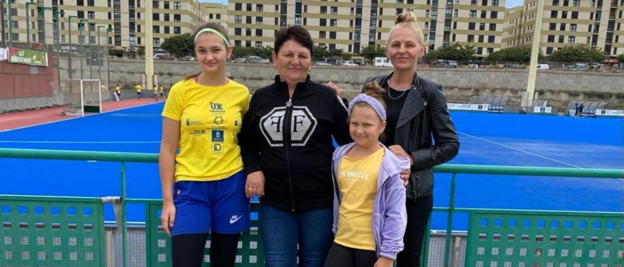 Veronika Horeva (izq), junto a su abuela, su hermana y su tía antes de empezar a entrenar. | |