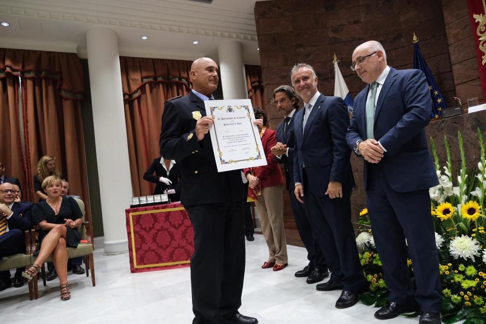 Homenaje en el Parlamento canario por el incendio