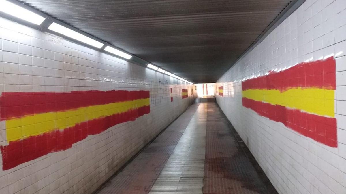 Pintadas de banderas españolas en un paseo subterráneo de Mataró.