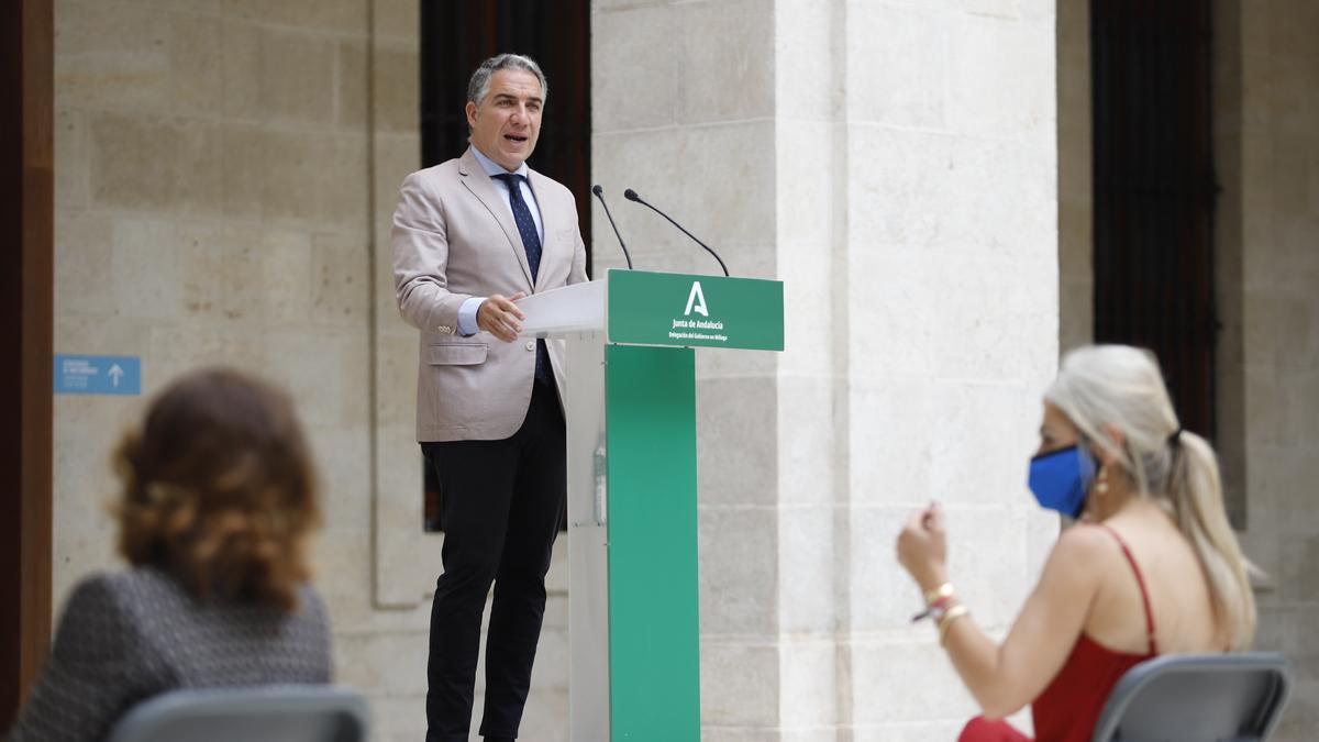 Elías Bendodo preside la inauguración de la sala Eugenio Chicano del Museo de Málaga.